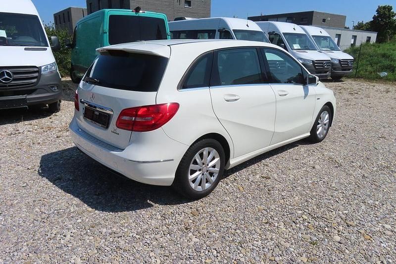 Gebraucht Mercedes B180 122 PS (89 kW) 2012 Weiß Van / Kleinbus