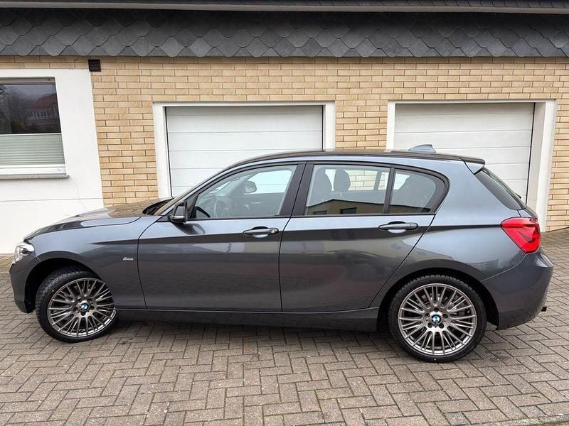 Grau Gebraucht 2016 BMW 120 Sport Line Kleinwagen | 15.900 € (Fairer Preis) - Bild 1/4