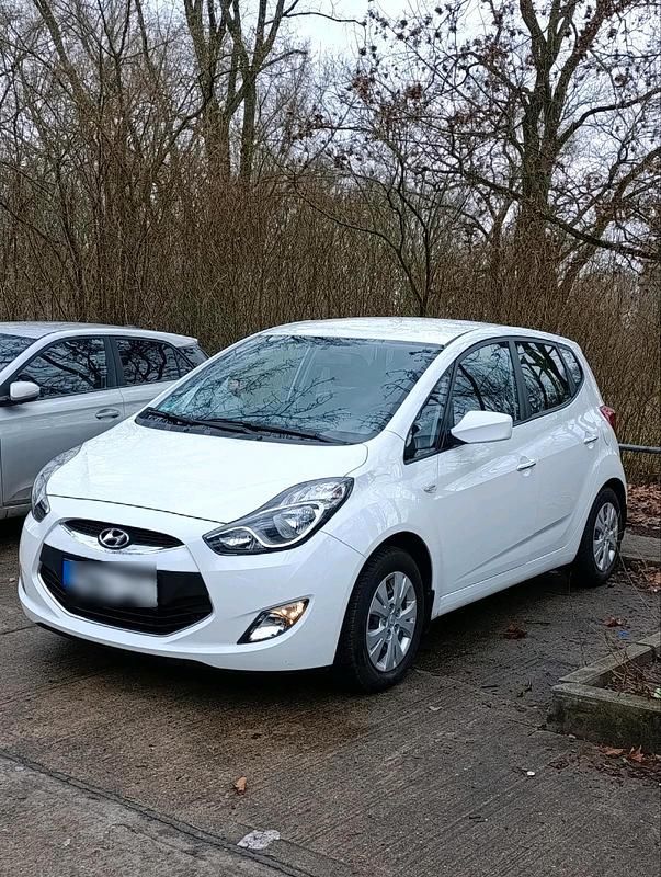 Gebraucht Hyundai ix20 90 PS (66 kW) 2015 Weiß Kleinwagen