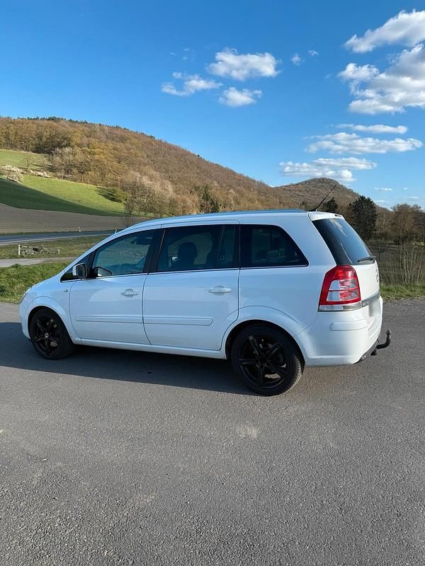 Gebraucht Opel Zafira 125 PS (91 kW) 2010 Weiß Van / Kleinbus