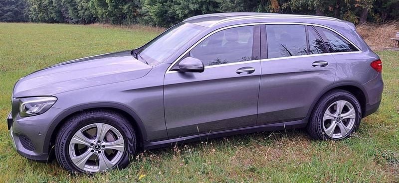 Grau Gebraucht 2017 Mercedes GLC220 Exclusive SUV | 28.590 € (Etwas zu teuer) - Bild 1/4