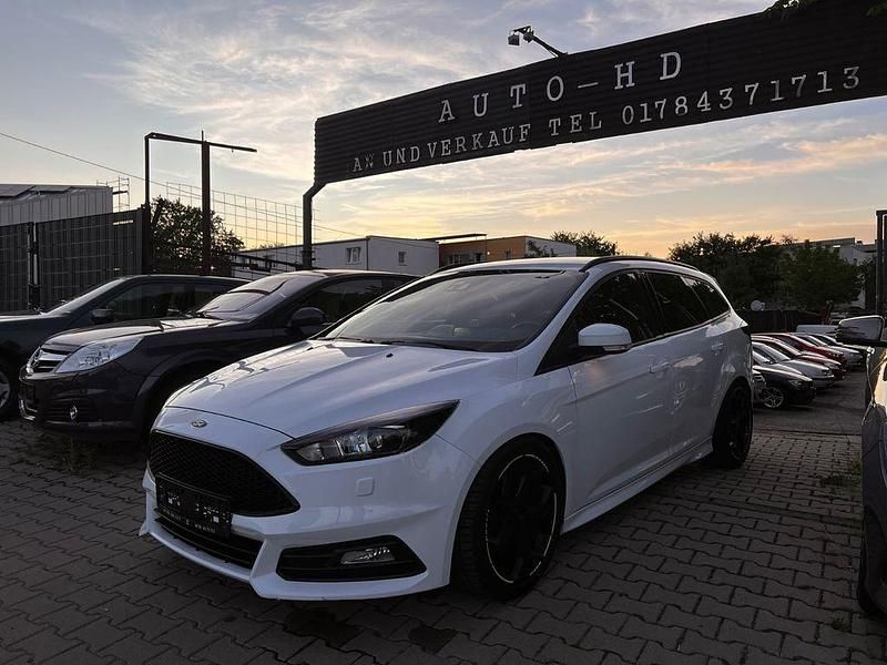 Weiß Gebraucht 2018 Ford Focus ST Limousine | 16.700 € - Bild 1/4
