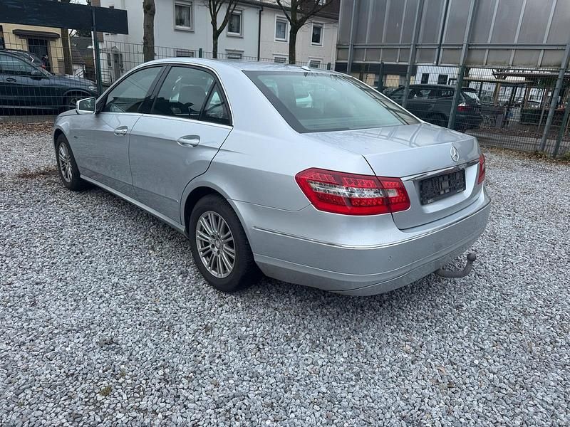Gebraucht Mercedes E200 136 PS (100 kW) 2009 Silber Limousine