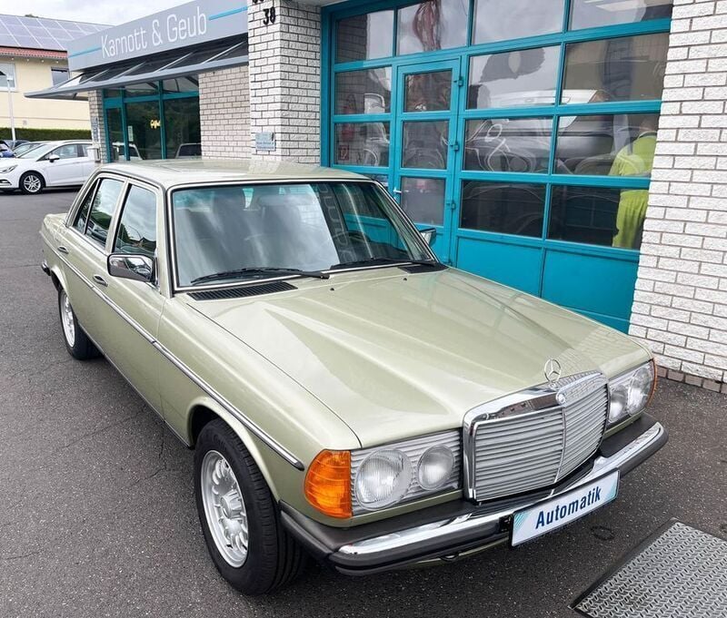 Grün Gebraucht 1982 Mercedes E230 Limousine | 18.950 € - Bild 1/4