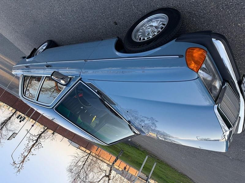 Gebraucht Mercedes E230 136 PS (100 kW) 1981 Blau Limousine