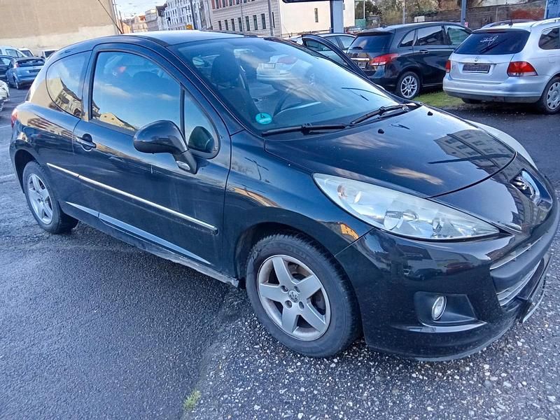 Gebraucht Peugeot 207 73 PS (53 kW) 2011 Schwarz Kleinwagen