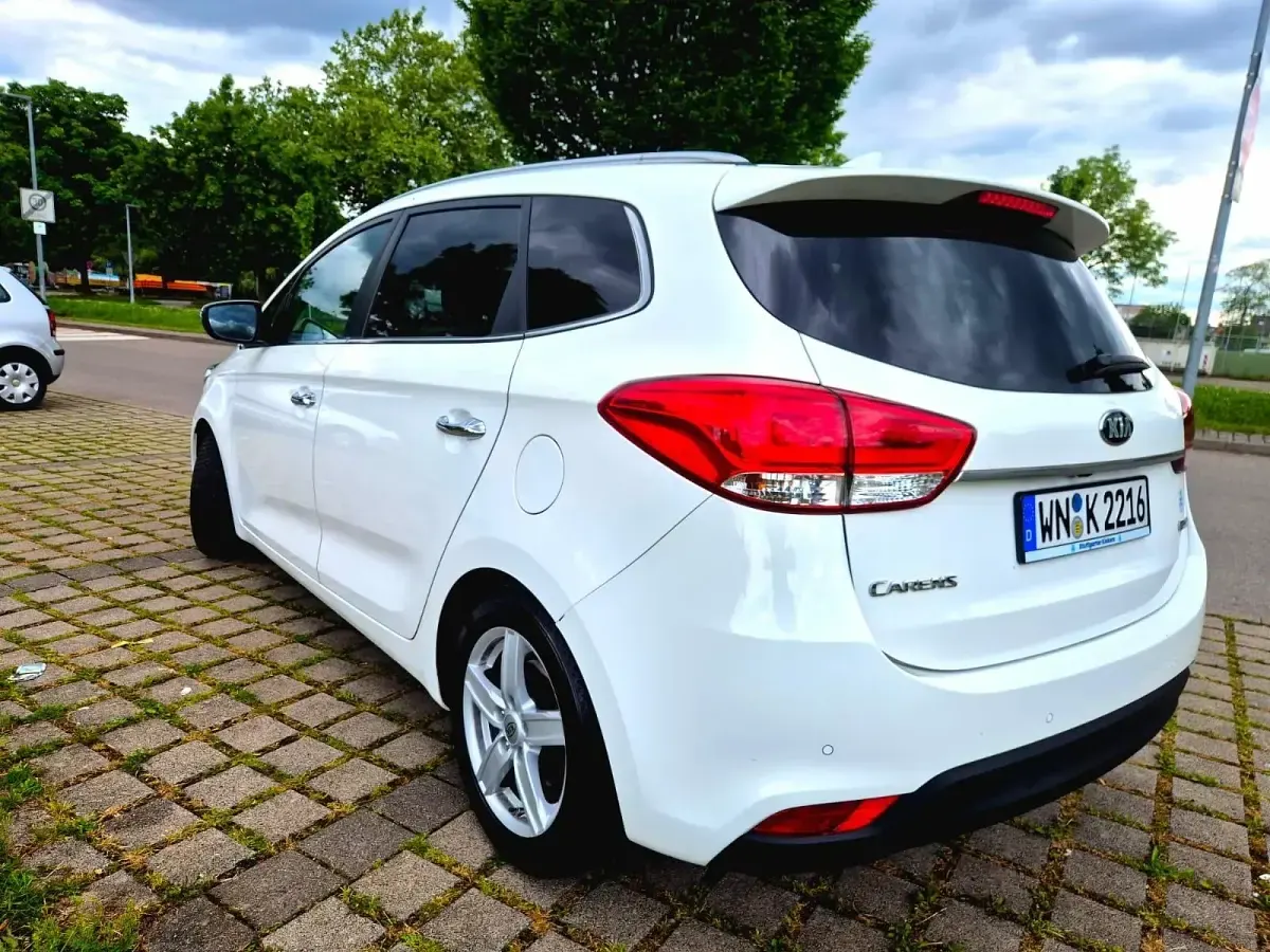 Gebraucht Kia Carens 141 PS (103 kW) 2015 Weiß Van / Kleinbus