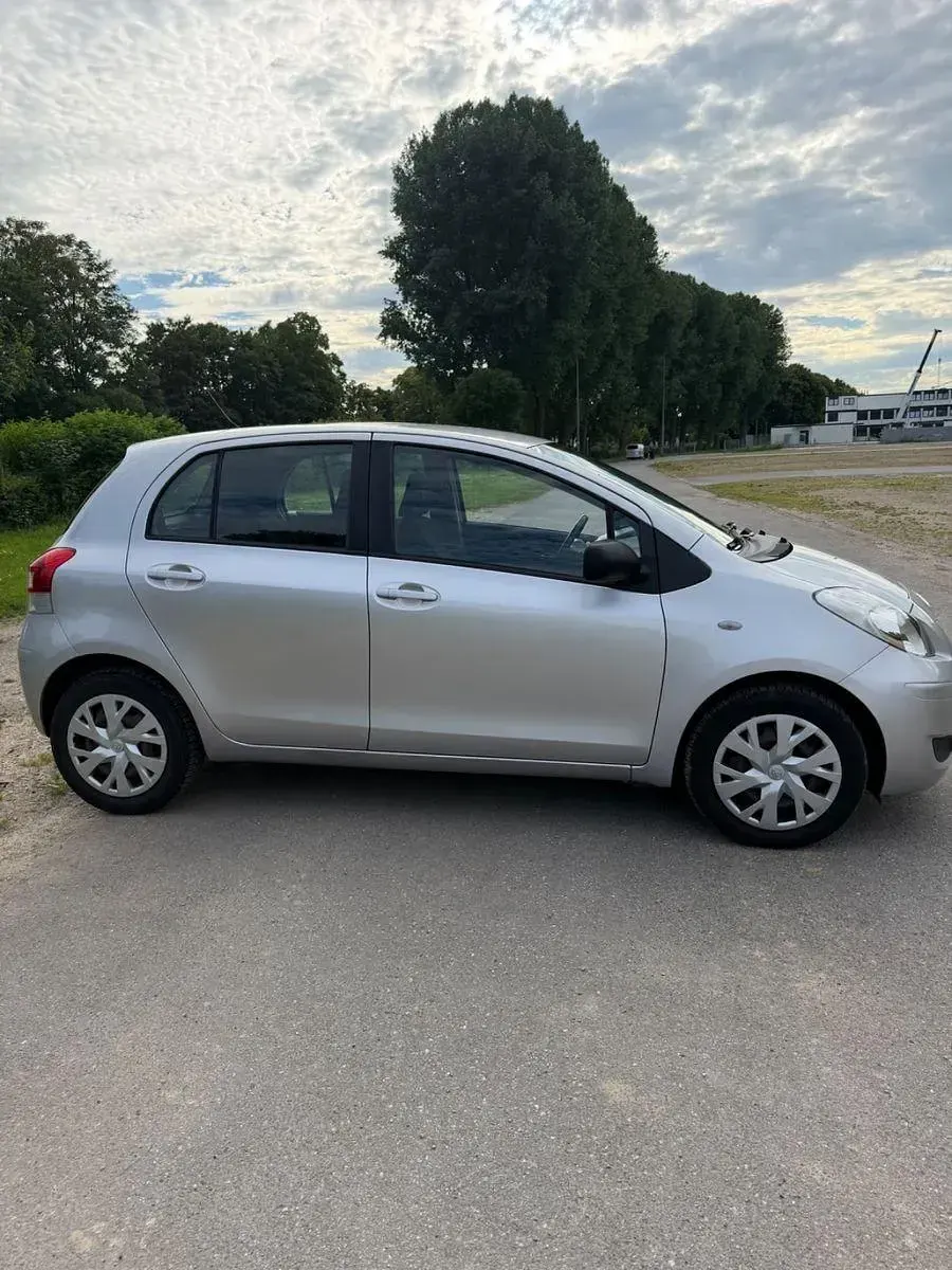 Gebraucht Daihatsu Charade 99 PS (72 kW) 2012 Silber Limousine