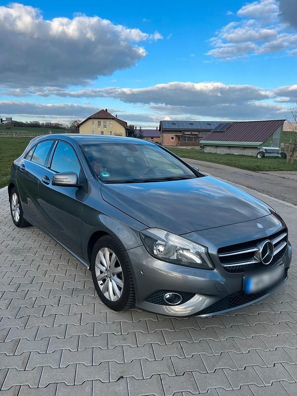 Gebraucht Mercedes A180 122 PS (89 kW) 2013 Silber Kleinwagen