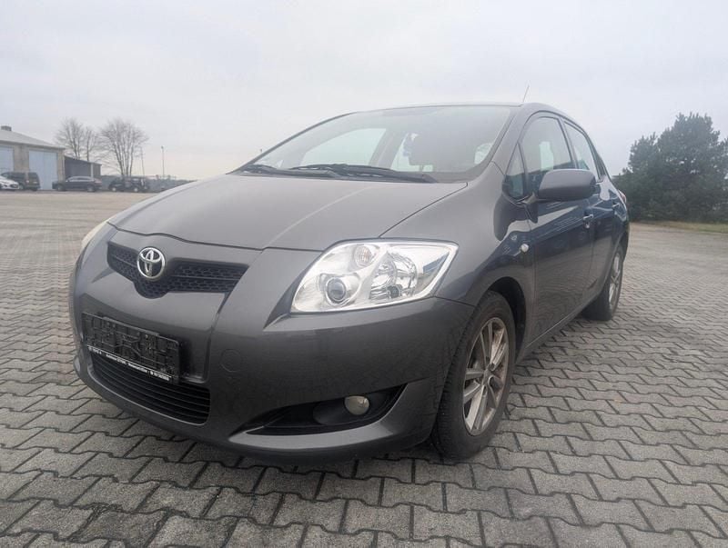 Grau Gebraucht 2009 Toyota Auris Limousine | 4.500 € (Fairer Preis) - Bild 1/4