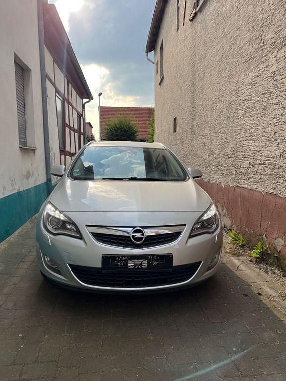 Silber Gebraucht 2012 Opel Astra Innovation Kombi | 4.700 € (Guter Preis) - Bild 1/4