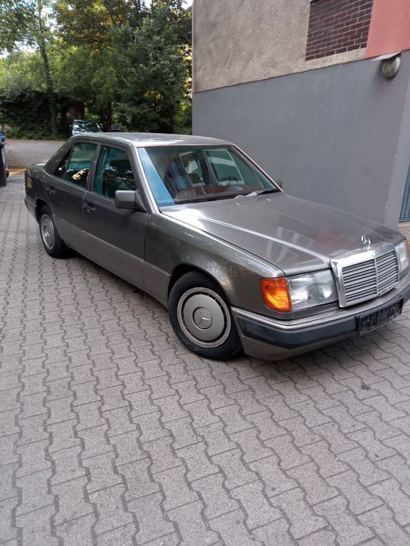 Grau Gebraucht 1991 Mercedes 200 Limousine | 3.750 € - Bild 1/4