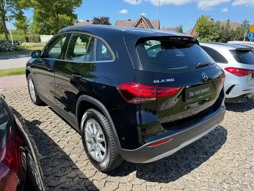 Gebraucht Mercedes GLA180 136 PS (100 kW) 2023 Schwarz SUV