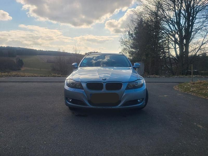 Gebraucht BMW 320 177 PS (130 kW) 2009 Blau Kombi