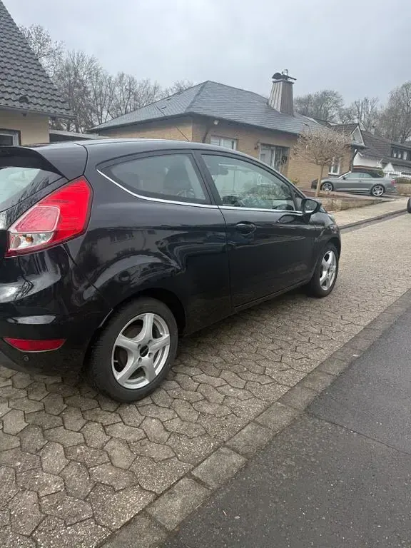 Gebraucht Ford Fiesta SYNC Edition 95 PS (69 kW) 2015 Schwarz Kleinwagen