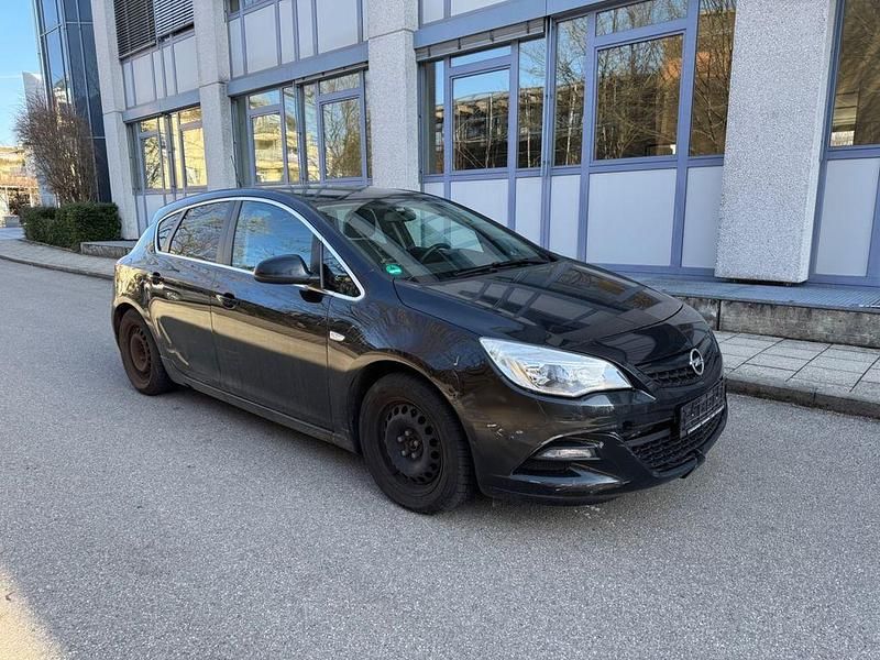 Gebraucht Opel Astra 140 PS (102 kW) 2012 Schwarz Limousine