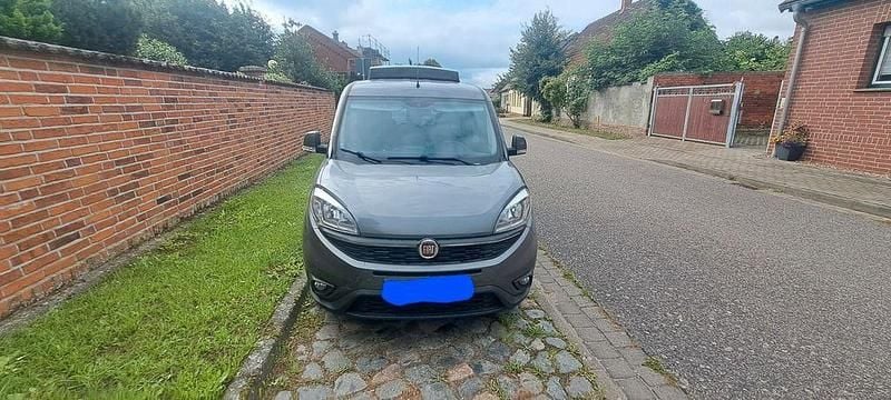 Silber Gebraucht 2015 Fiat Doblò Lounge Van / Kleinbus | 10.299 € (Guter Preis) - Bild 1/4