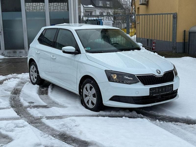 Weiß Gebraucht 2016 Skoda Fabia Ambition Limousine | 5.999 € (Guter Preis) - Bild 1/4