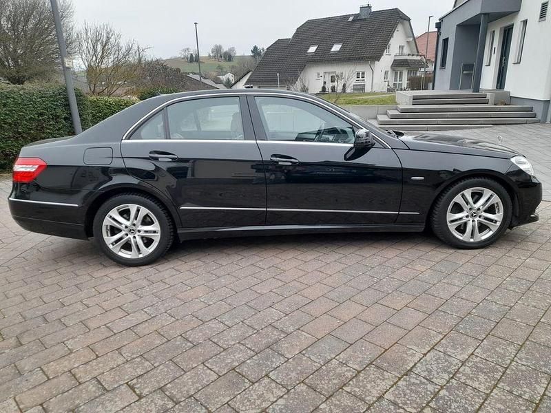 Gebraucht Mercedes E300 231 PS (169 kW) 2010 Schwarz Limousine