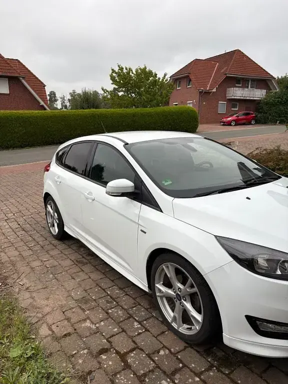 Gebraucht Ford Focus ST-Line 125 PS (91 kW) 2018 Weiß Limousine