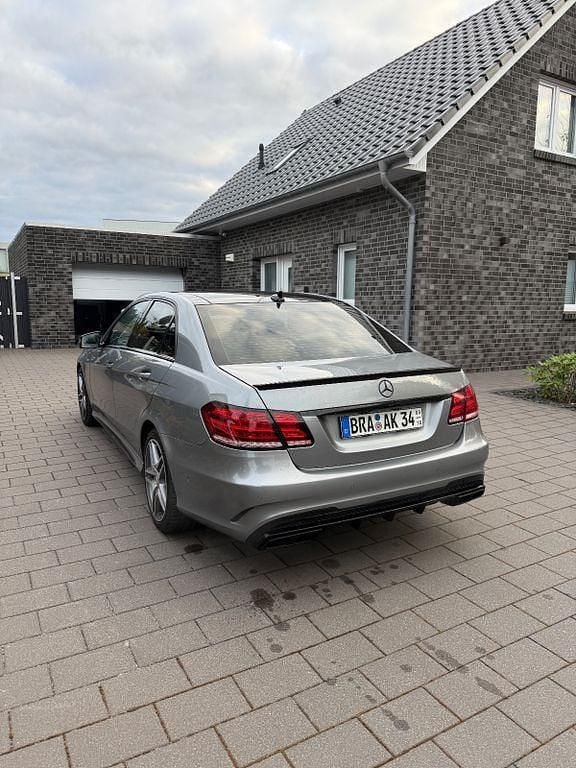 Grau Gebraucht 2013 Mercedes E500 Avantgarde Limousine | 22.000 € (Fairer Preis) - Bild 1/4