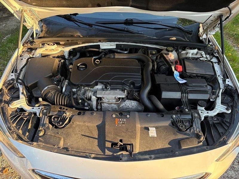 Usado Opel Insignia Eco 140 HP (102 kW) 2017 Branco Sedan