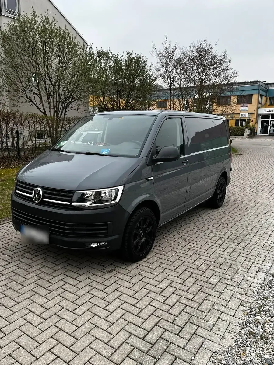 Gebraucht VW Transporter 150 PS (110 kW) 2019 Grau Van