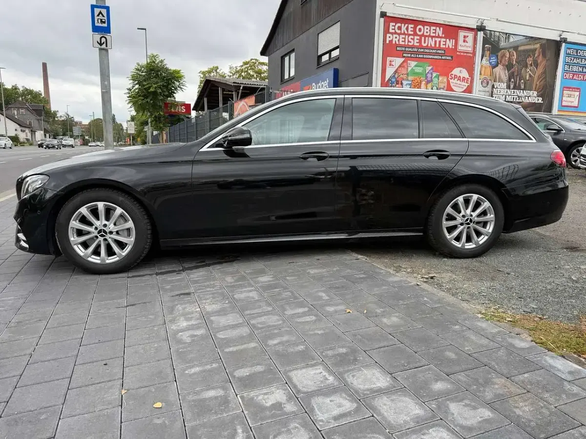Gebraucht Mercedes E220 Avantgarde 194 PS (142 kW) 2018 Obsidianschwarz  metalliclack Kombi
