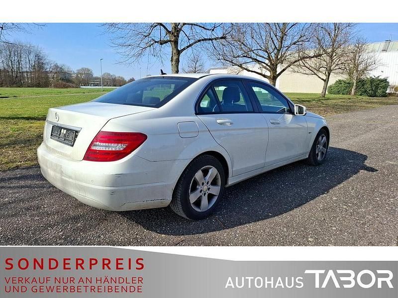 Gebraucht Mercedes C180 156 PS (114 kW) 2011 Calcitweiss/zirrusweiss Limousine