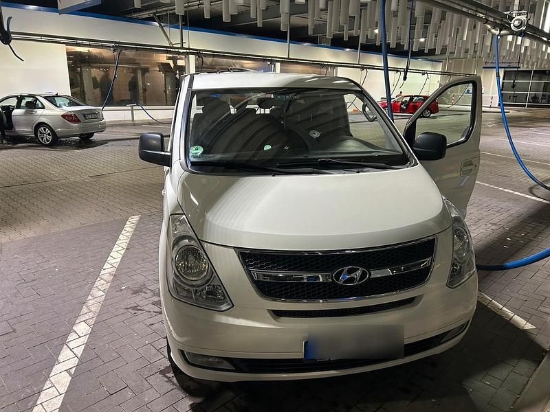 Weiß Gebraucht 2011 Hyundai H-1 Van | 6.100 € (Fairer Preis) - Bild 1/4