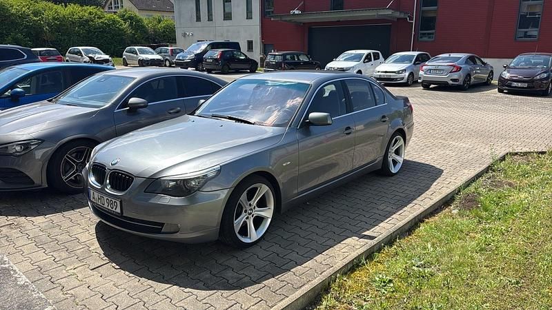 Gebraucht BMW 530 235 PS (172 kW) 2008 Silber Limousine