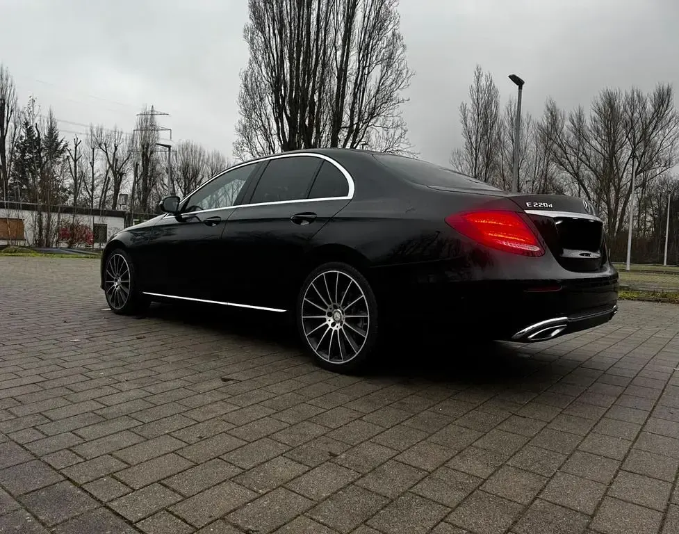 Usado Mercedes E220 194 CV (142 kW) 2016 Negro Berlina