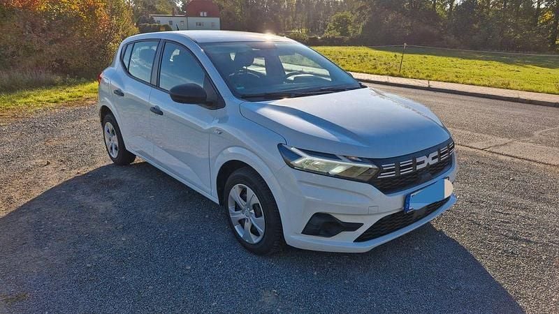 Weiß Gebraucht 2023 Dacia Sandero Essentiel Kleinwagen | 11.995 € (Superpreis) - Bild 1/4