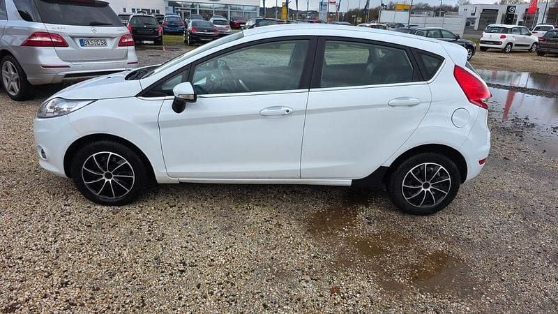 Gebraucht Ford Fiesta Titanium 82 PS (60 kW) 2009 Weiß Kleinwagen