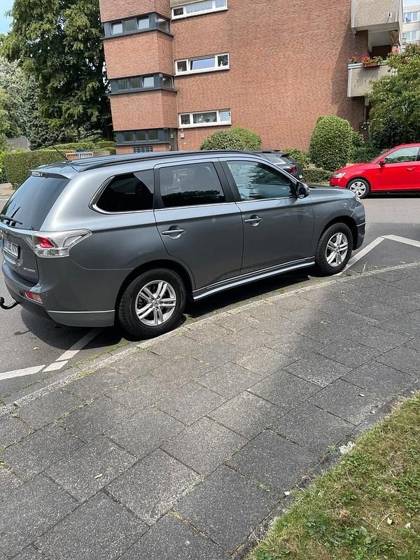 Gebraucht Mitsubishi Outlander 150 PS (110 kW) 2014 Grau SUV