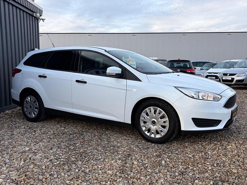 Gebraucht Ford Focus Ambiente 101 PS (74 kW) 2016 Weiß Kombi