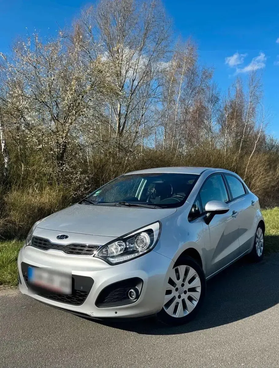 Gebraucht Kia Rio 90 PS (66 kW) 2012 Silber Kleinwagen