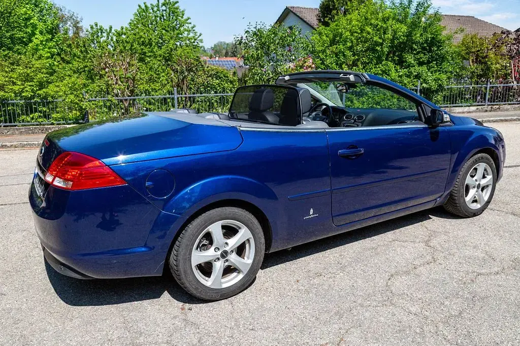 Gebraucht Ford Focus Cabriolet Titanium 145 PS (106 kW) 2009 Blau Cabrio