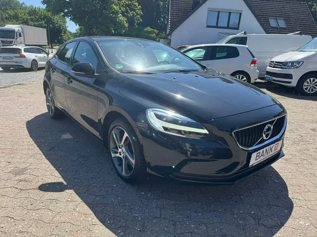 Gebraucht Volvo V40 Kinetic 152 PS (111 kW) 2018 Schwarz Limousine