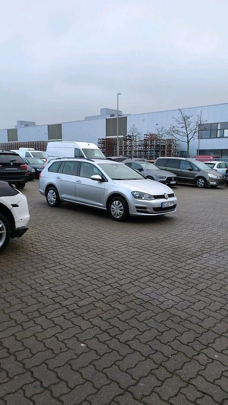 Grau Gebraucht 2016 VW Golf VII Comfortline Kombi | 9.750 € (Etwas zu teuer) - Bild 1/4