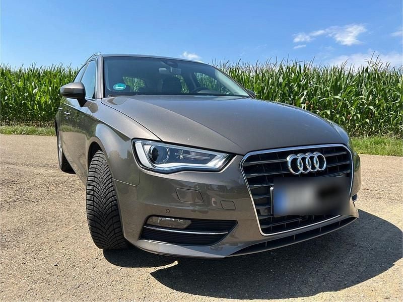 Grau Gebraucht 2016 Audi A3 Sportback Attraction Kombi | 15.900 € (Guter Preis) - Bild 1/4