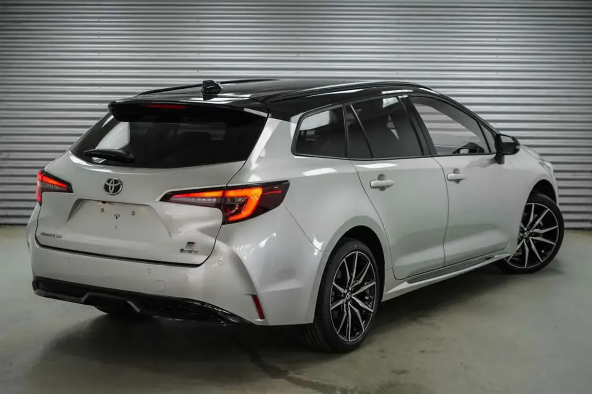 Neu Toyota Corolla Sport 177 PS (130 kW) 2026 Argent grey metallic () Kombi