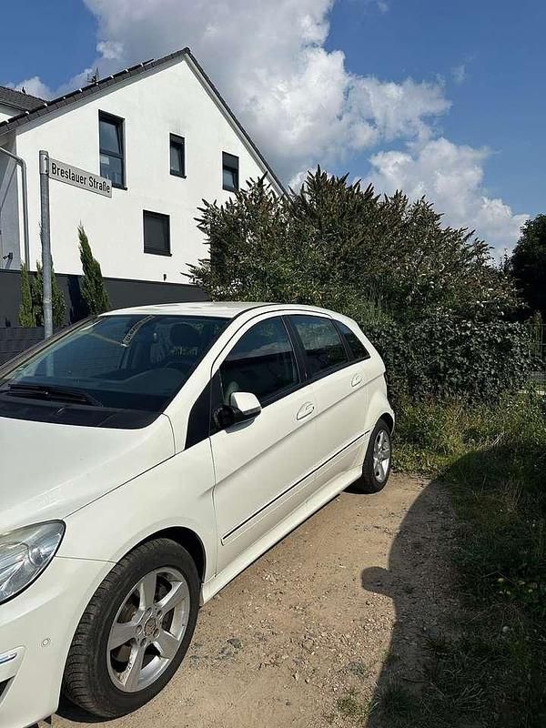 Weiß Gebraucht 2009 Mercedes B200 Van / Kleinbus | 6.200 € (Fairer Preis) - Bild 1/4