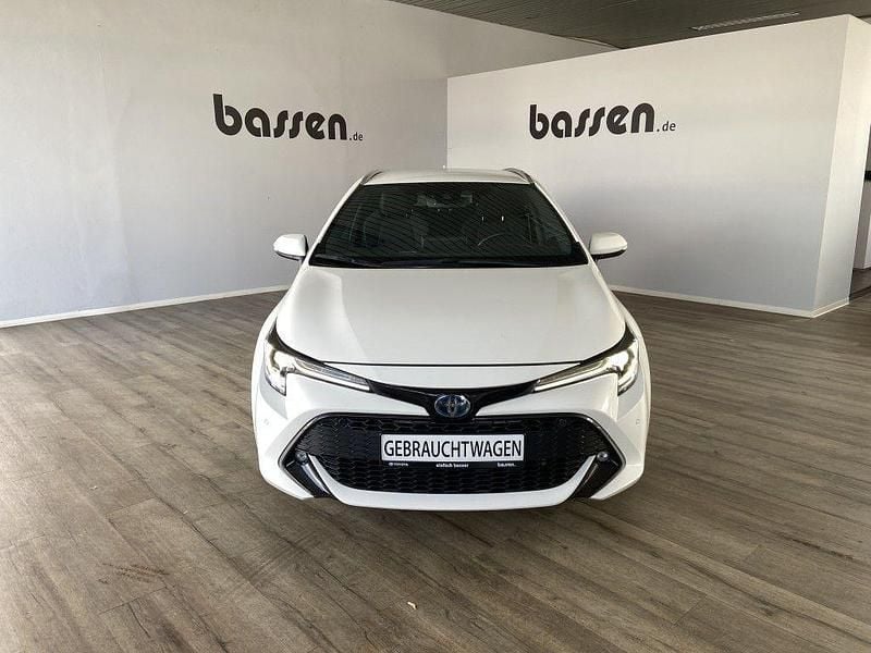 Schneeweiß Gebraucht 2022 Toyota Corolla Team Kombi | 23.790 € (Fairer Preis) - Bild 1/4