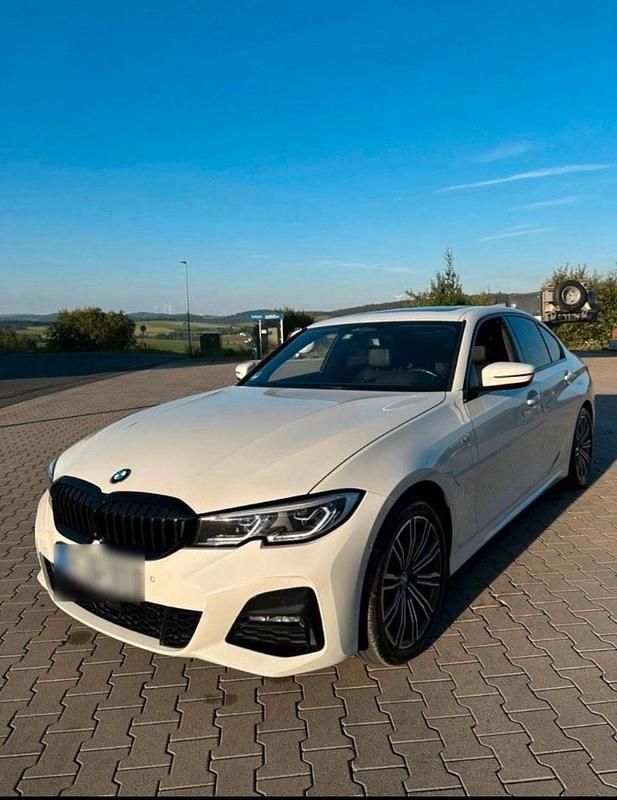 Weiß Gebraucht 2020 BMW 330e M Sport Limousine | 29.900 € (Etwas zu teuer) - Bild 1/4