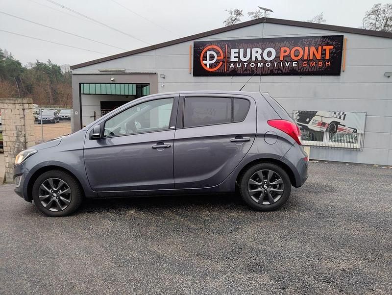 Gebraucht Hyundai i20 Trend 75 PS (55 kW) 2015 Grau Limousine