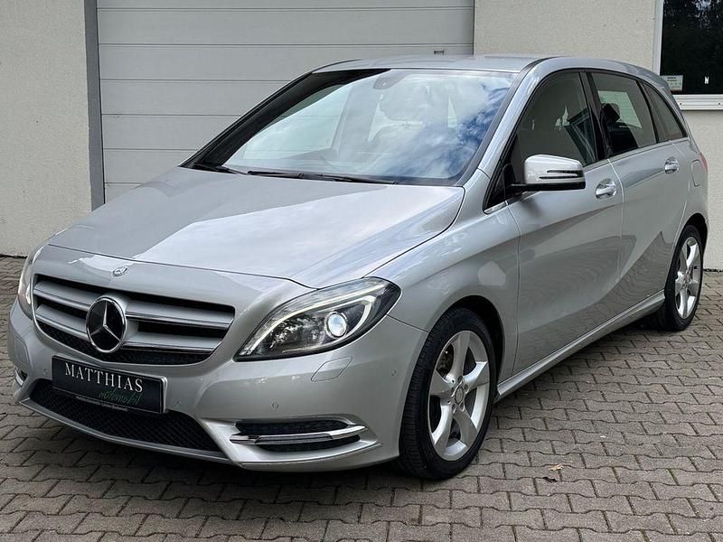 Silber Gebraucht 2013 Mercedes B180 Van / Kleinbus | 7.399 € (Guter Preis) - Bild 1/4