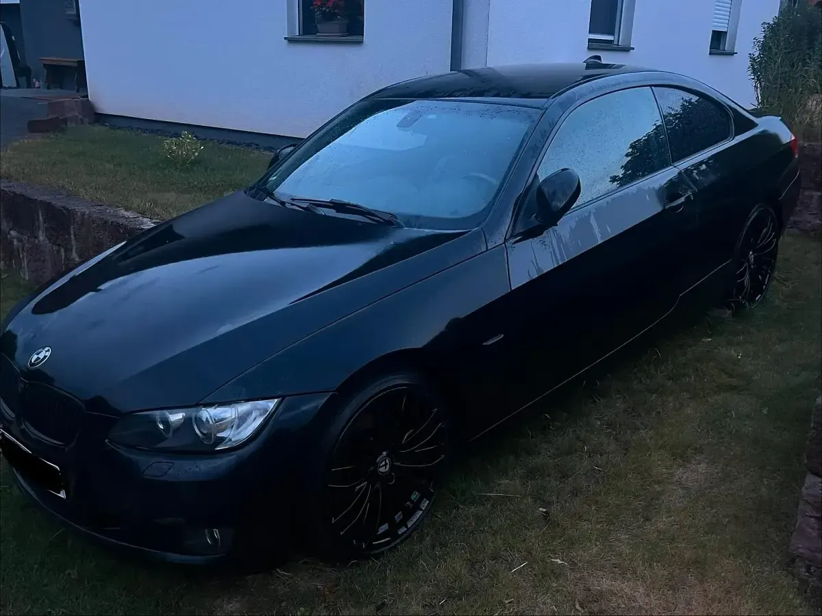 Gebraucht BMW 320 170 PS (125 kW) 2011 Schwarz Coupé