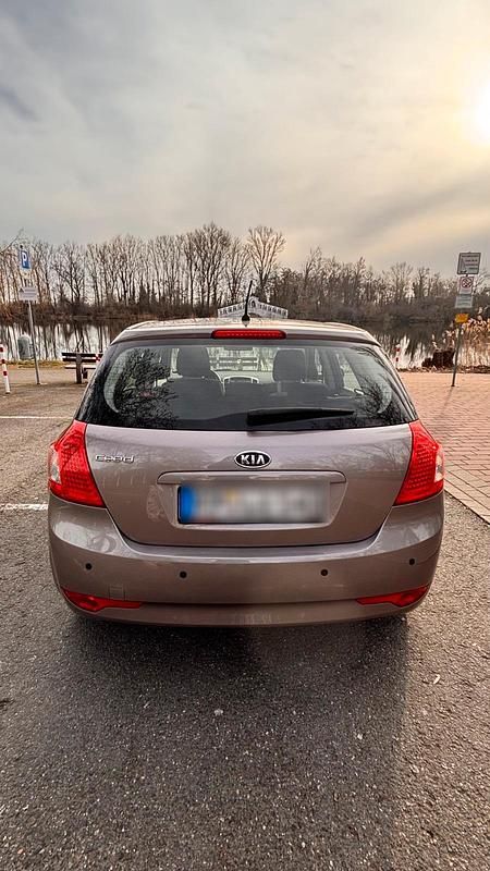 Gebraucht Kia Ceed 109 PS (80 kW) 2010 Braun Kleinwagen