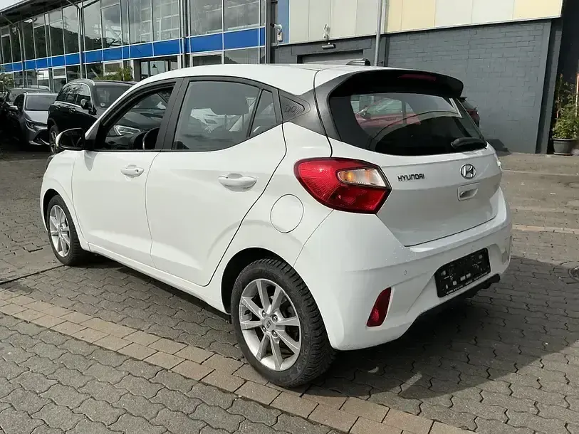 Gebraucht Hyundai i10 Trend 67 PS (49 kW) 2022 Weiß atlas white / sol Kleinwagen